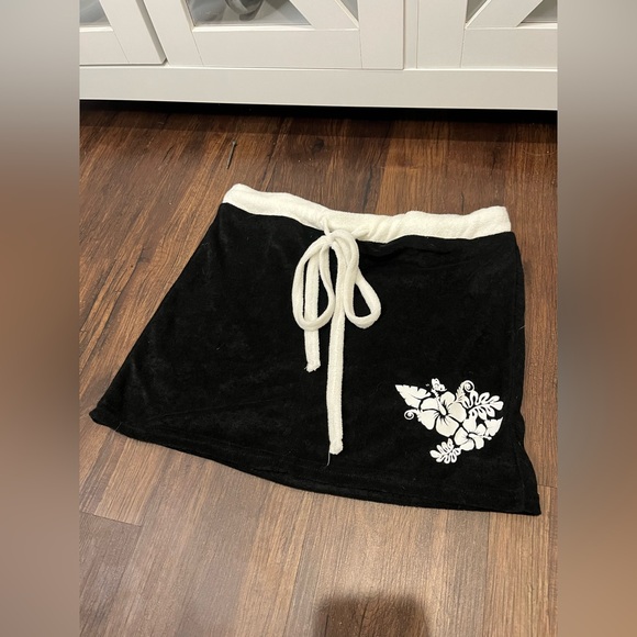 SHEIN Other - Black Floral SHEIN swim skirt cover up, size Medium